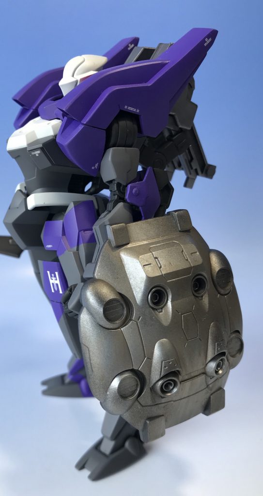 盾はグシオンリベイクのものを使用。
直接手に持たせるのではなくグシオンリベイクと同じく
膝アーマーからジョイントで装備できるように加工して
います。