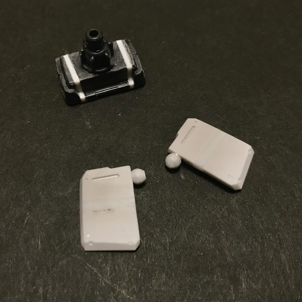 主な改造工作は不自然に絞り込まれた腹部の拡張とフロントアーマのプラ板挟み込みによる拡張です。