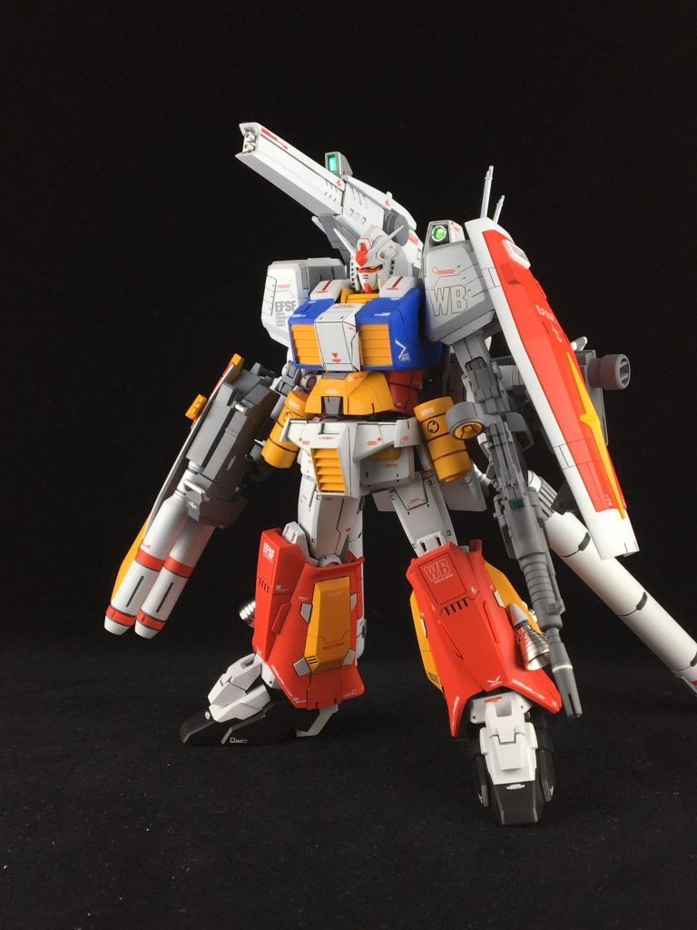 旧キットを被せるとは言ったものの、どうしても合わないパーツが出てきます。
まずいきなり胸パーツ。旧キットのパーツを切り刻むより作り直した方が良いと判断し、プラ板で。ジャンクパーツで合いそうな物も混えスクラッチしました。