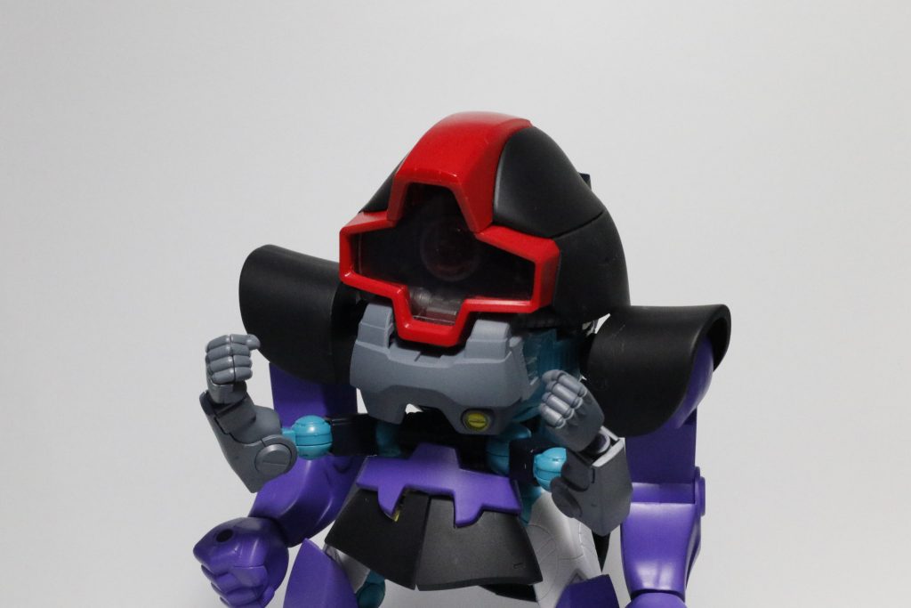 ウォドム側のアームは稼働します。上手いこと胸アーマーの延長に見えるように塗ったらいい感じになりました。