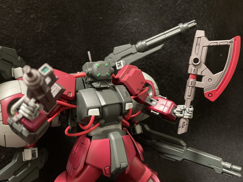 全身に張り巡らされた流体パルスシステムにより原型機を遥かに凌駕する出力と剛性を獲得．頭部センサーにも敵機を捕捉するための高感度の物が採用されている…光信号によるコミュニケーションもバッチリ！