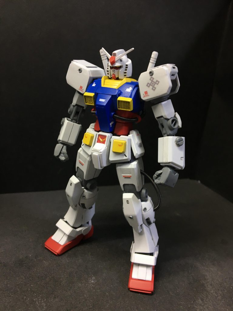 斜め前。
脚部に穴を開け動力パイプはwaveのスプリングを使っています^ ^
本来デカールは無いのがデフォルトでしたが今回はデカールで連邦っぽさを出しながらも南洋同盟のマークを肩に貼る流れで行きました笑