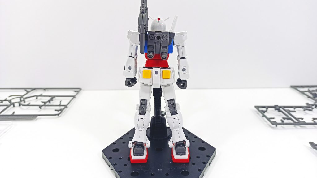 *バックパックと武装を組み立てます。*