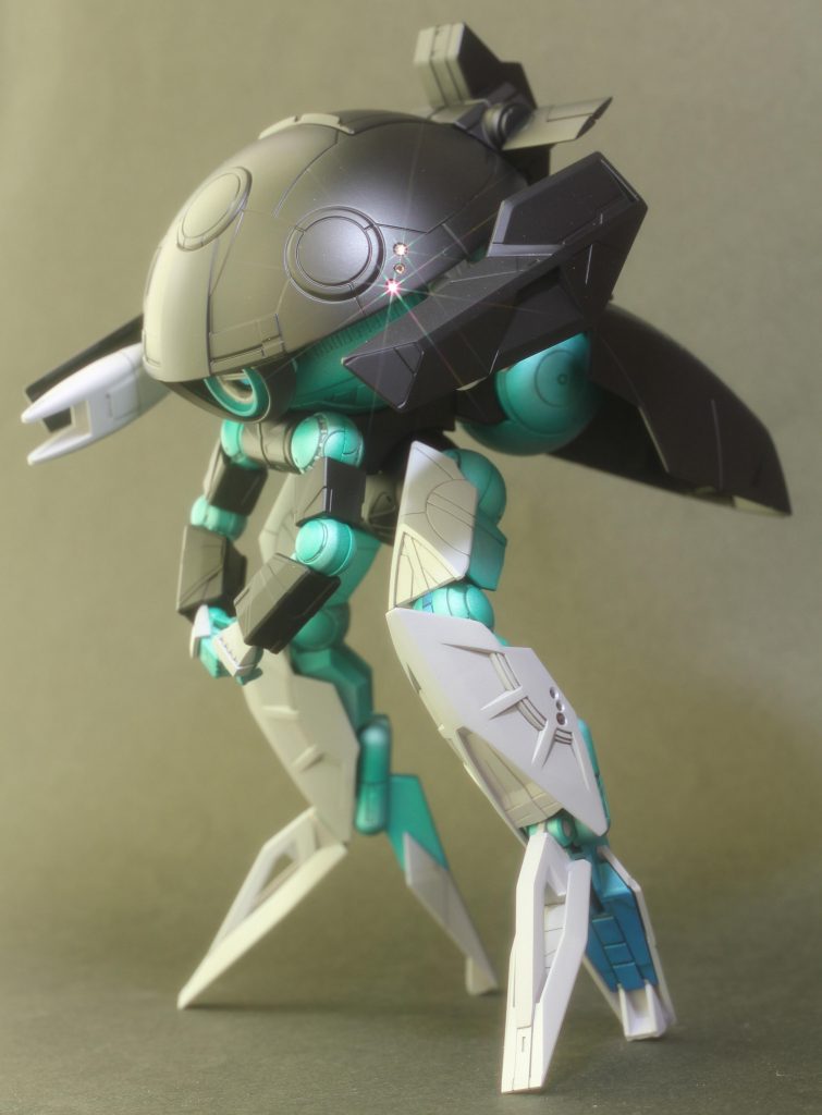 左足と頭部？にスワロフスキーを埋めています。