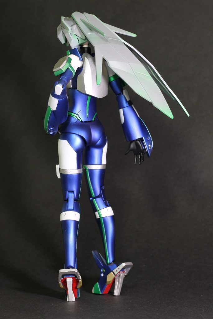 腰や股関節の可動を調整することで人間っぽい立ち姿にしています。