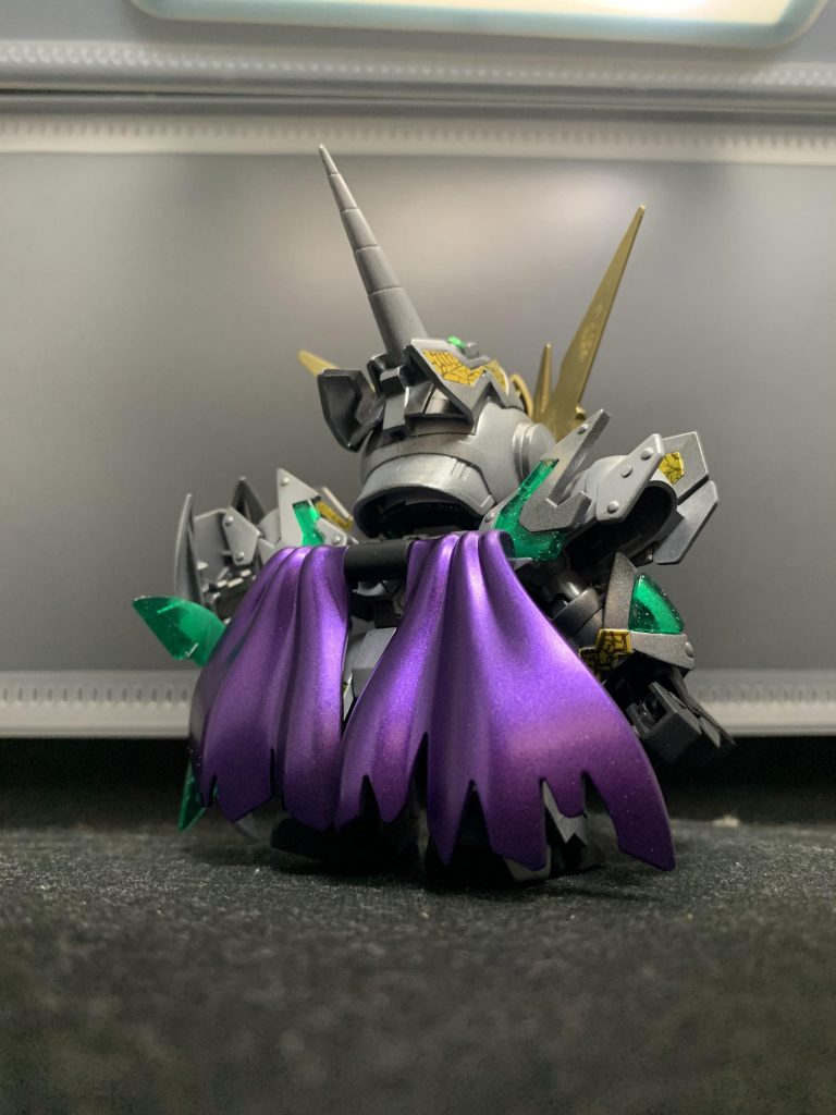 背面。
マントは黒からのメタリックバイオレットです。
半光沢にしてあります。