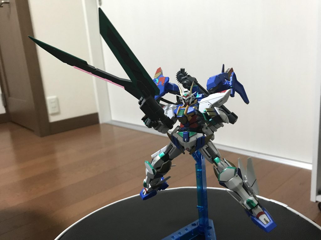 近距離系
ダブルオースカイ・ソルブライトソードブーストです。
右翼ユニットにスカイのユニットを装備し、機体後方にスピニングブラスターを装備した姿です。