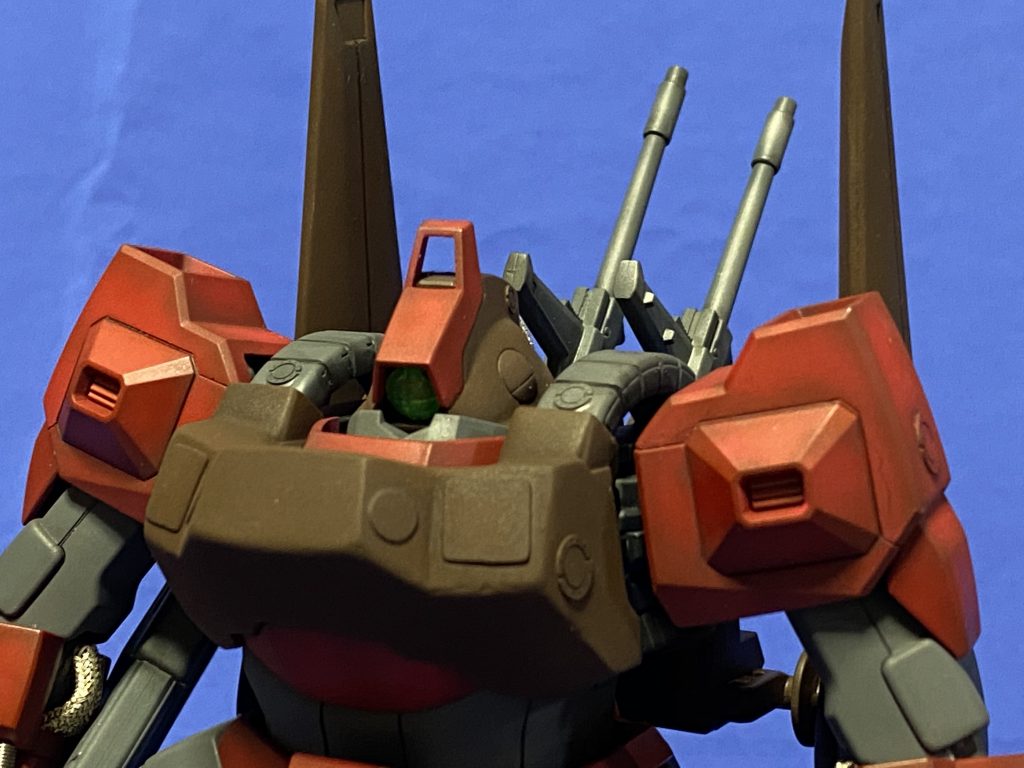 胸部の盛り上がりが全体に比べて若干目立たなかったのでパテで厚みを持たせました。