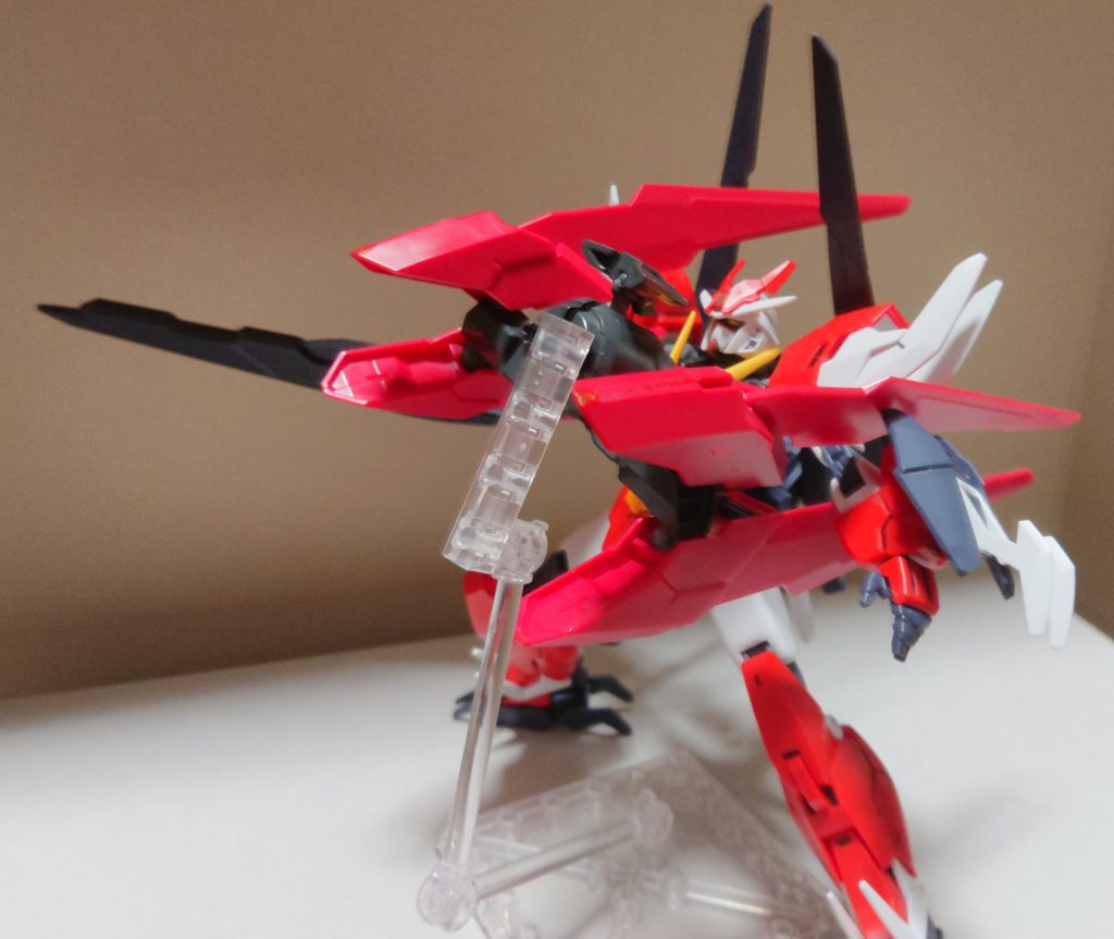 モチーフと同様バックパックで敵を拘束し、邪戦刀を失った場合はバックパックの一部を武装として使う。