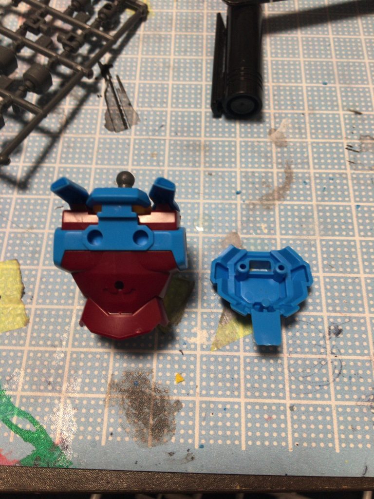 背中の接続方式。向かって右のパーツを付けると各パックが、付けないとユニバーサル規格です。付けてない時はビルバなどのパーツを使えばストライカーパックも付けられそうですね