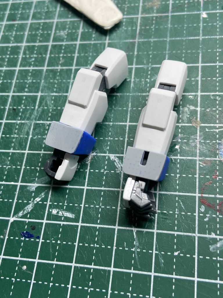 こちらもあまり見えなくなっていますが手首のパーツが厚いので1度切り離してからプラ板に貼り替えています。