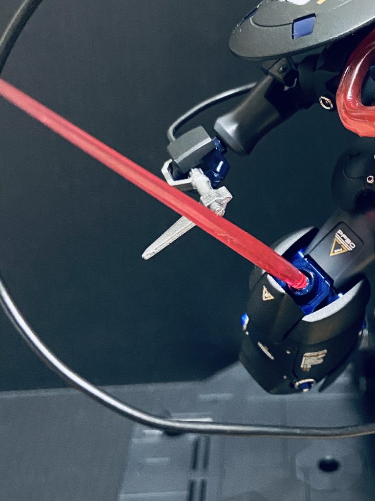 ◆膝部ビームサーベル カクシケン
近接戦闘で膠着時に、膝関節部よりビームサーベルを展開、奇襲を可能とする。