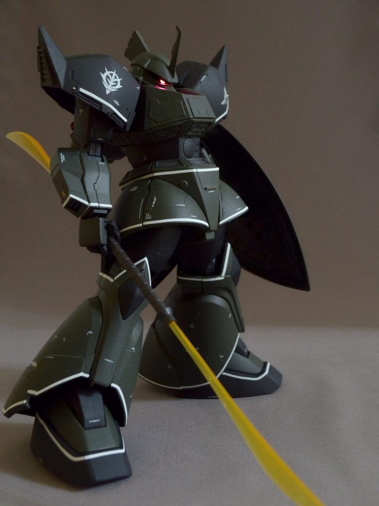 首は延長せず、
若干のバストアップと
首元を切り抜いて、アゴを引けるように加工してます。
モノアイはLEDを仕込んで、
背中のB型バックパックに電池を入れるように加工しています。