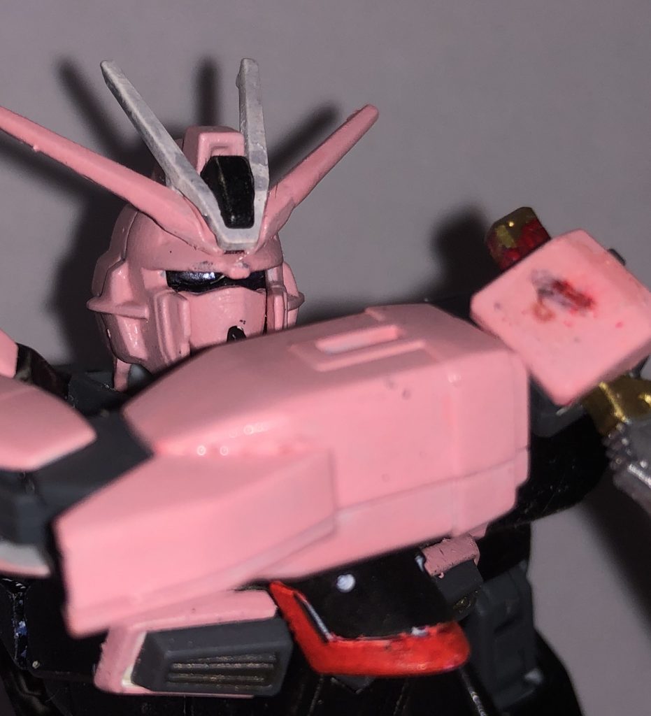 カメラアイはガンダムマーカーのメタバイオレットで直死の魔眼を表現しましたがカメラでフラッシュたかないと見えにくいです