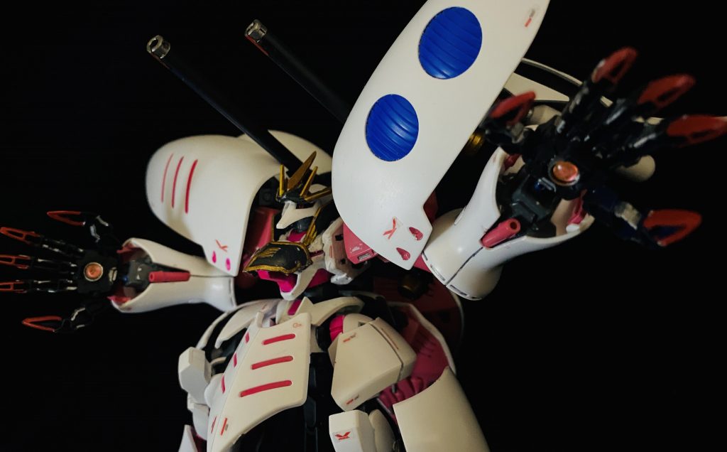 掌にはビームキャノンも搭載して主兵装として使用する。