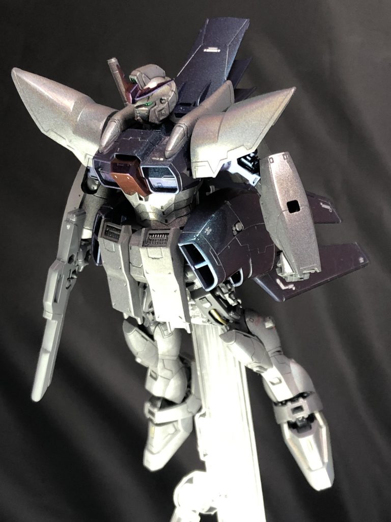 紺色っぽい部分はガイアノーツのクリアーに100均のネイル用偏光パウダーを混ぜたものを吹き付けてます。見る角度によって紺色〜紫のグラデーションになります。
写真じゃ全然伝わりません(