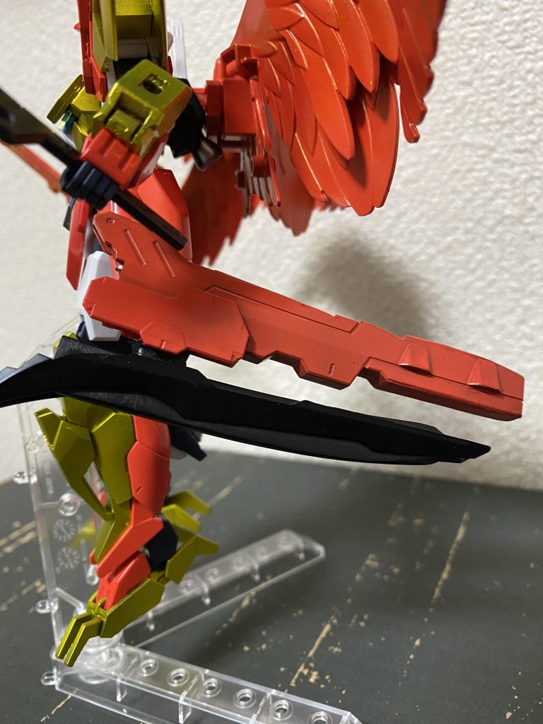 オルタナティブガンダムの刀も持ち、二刀流スタイルになってます。