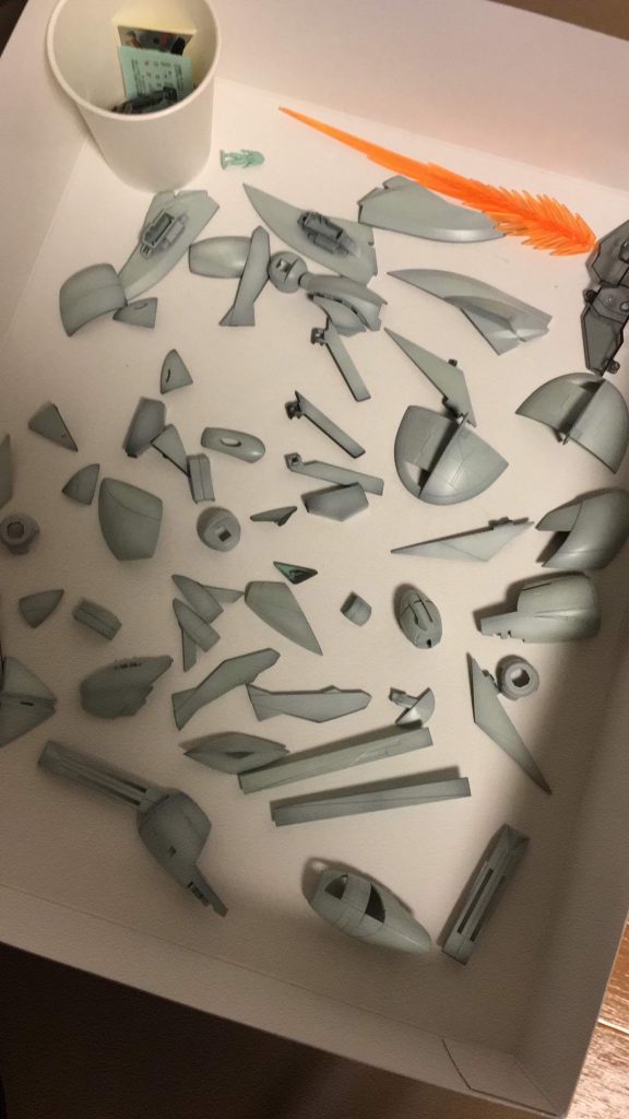 800番くらいまで表面処理、エッジ出し。
1000番サフ。
下地にジャーマングレー
ほんの少しグリーンを入れたホワイトを薄めに中心から全体へ塗装。