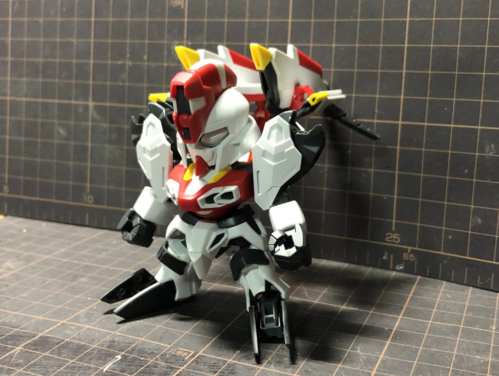 初手。もうこの時点で大分自分のイメージに近付いてます。因みにキットのままだと脚が開き辛いので、股関節の軸部分を切り離し、股関節本体側に軸と同じ経を開けて差し込んでいます。