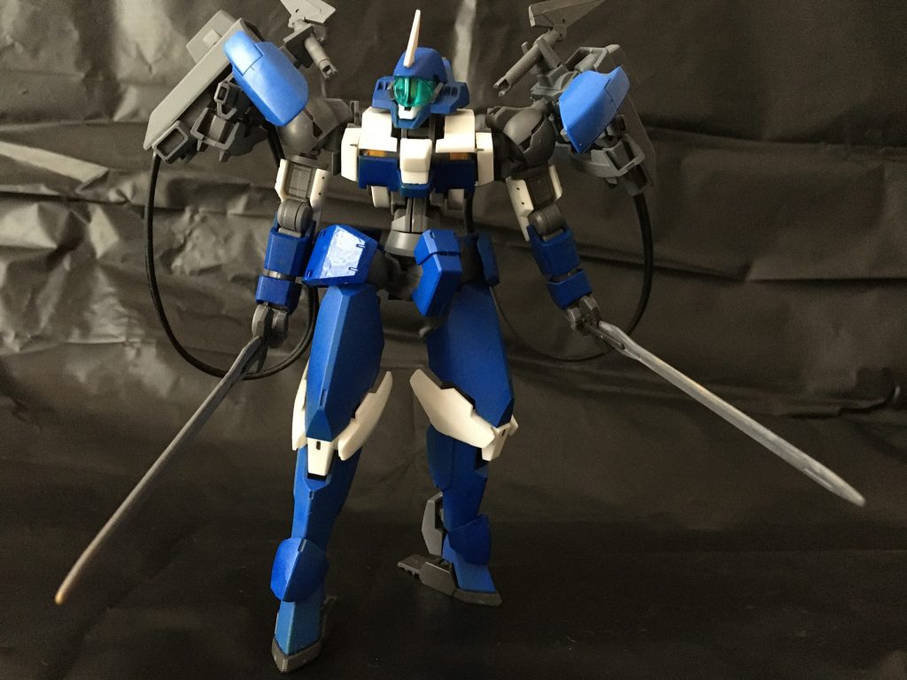 背部にマウントされた二刀ソードを抜刀。標準的な武装だが、その分あらゆる状況で安定した攻撃力を発揮する。