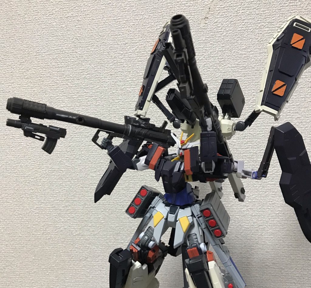 腰のリアアーマーにマウントしていたバズーカを装備させてみました。
RGFAユニコーンのものを使ってます。