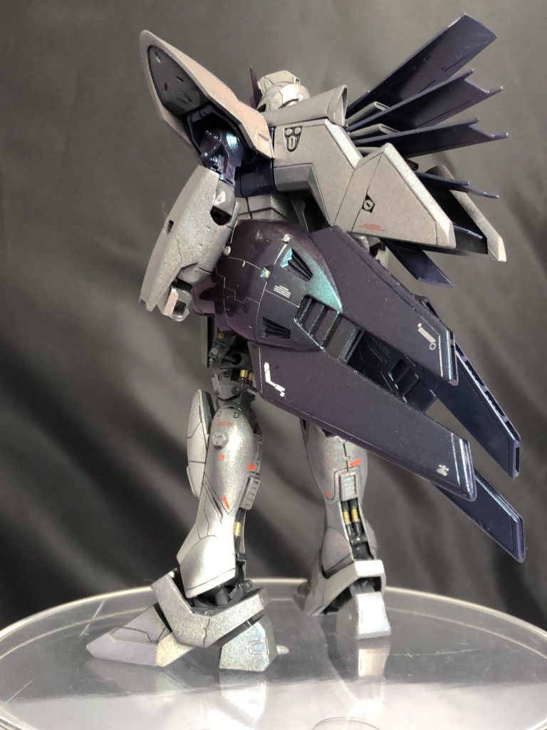 メインカラーの白は、グレーサブを吹いた上からガイアノーツのホログラムなんとか(忘れた)を薄めに吹いてます。
パッケージなどでは白ですが、劇中ではグレーっぽく見えたので…
フトモモフレームは細すぎな印象あったんで、ジャンクパーツぺたぺたしてます。