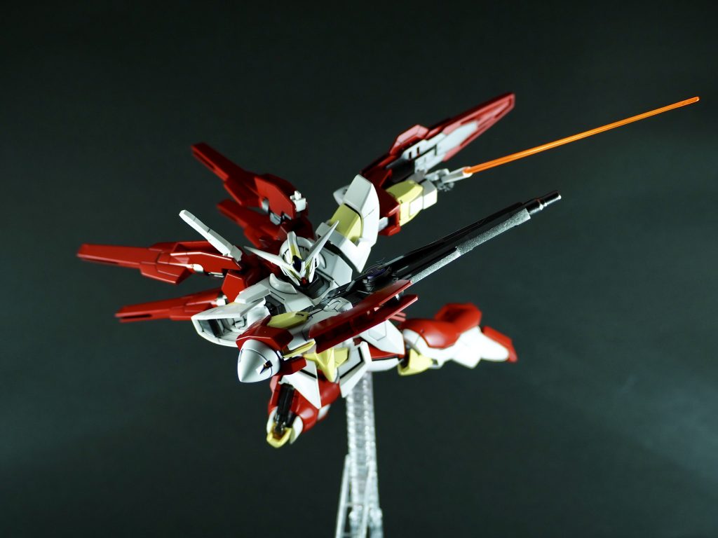 大型GNビームサーベル
特殊な仕様だからか専用のもの
無色クリアーなので蛍光オレンジで塗装
クリアオレンジだとかなり透けて薄々なのでここはあえて蛍光オレンジで存在感を出してみた