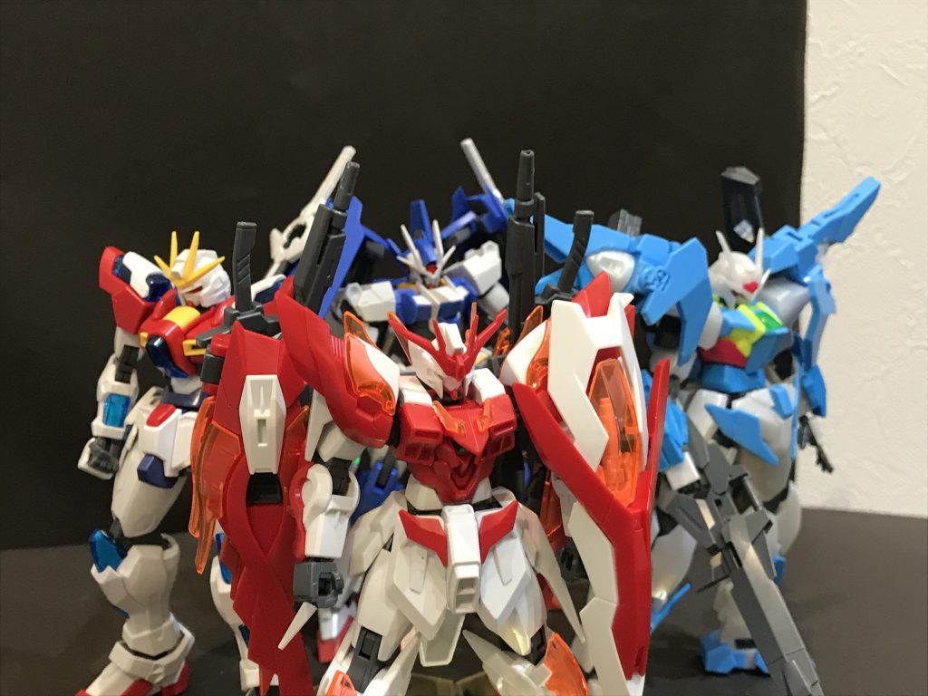 使用したガンプラ達。先述のとおり、トライバーニングの肩の付け根が折れたため、ビルドバーニングを足しました。
逆にビルドバーニングの手足の方が一番初めの主役機ぽくなり、結果として良かったです。