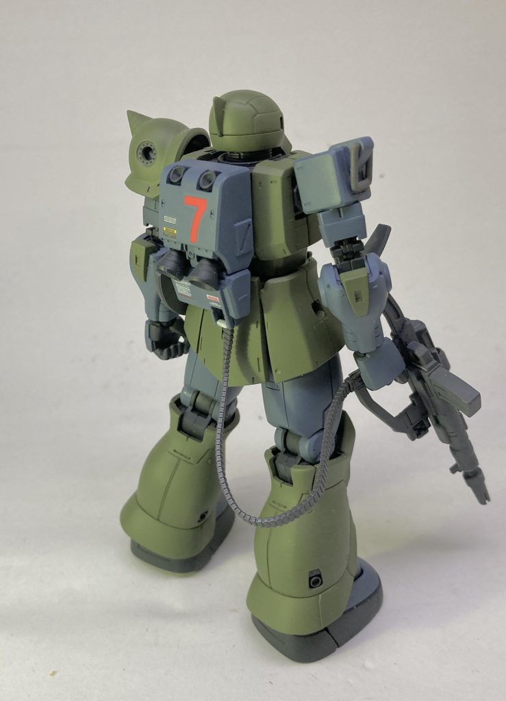 気の毒なのでスパイク付きショルダーアーマー付けときました。