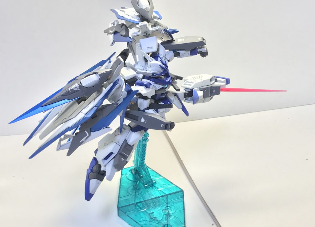 また、最後の奥の手として、本機の脚部には隠しビームサーベルが搭載されており、全ての手持ち武装を使い切ったとしても最後の足掻きができたり、相手の意表を突くなど様々な運用が可能となっている。


長々と失礼しました。突貫製作かつ締め切りギリギリですがすえ王規格に参加すべく製作したものです。