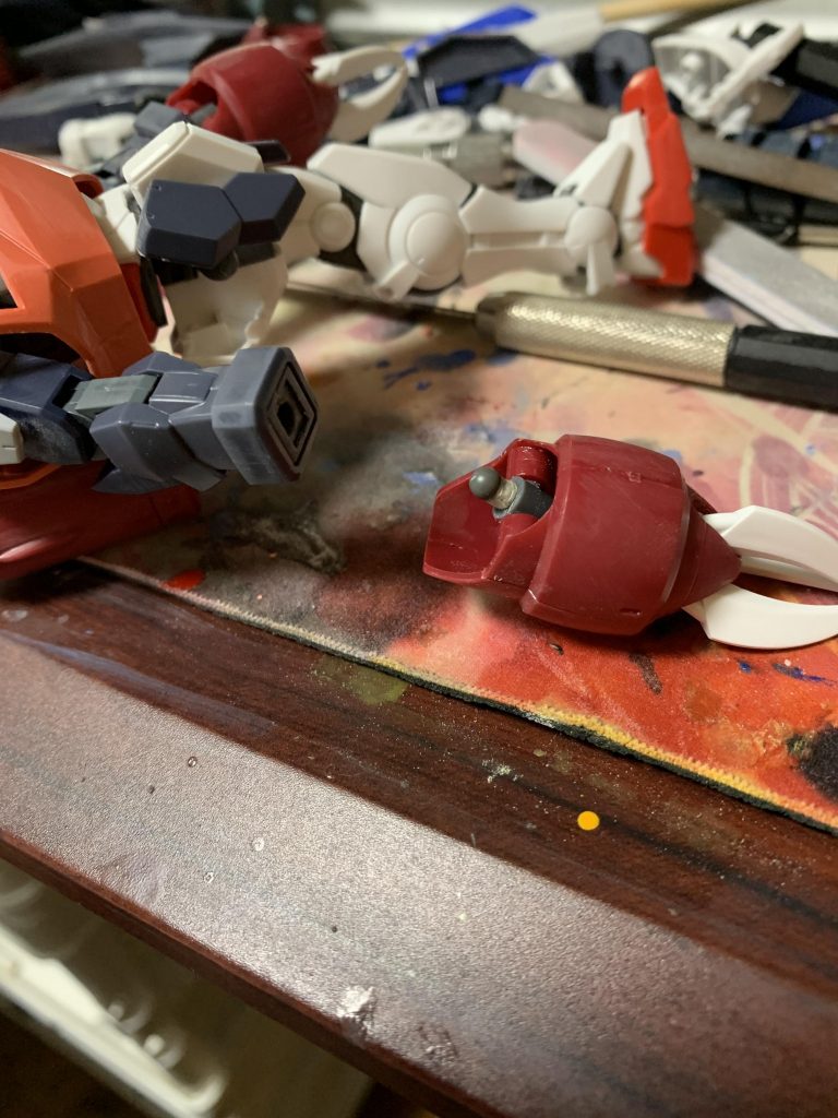 手首はボールジョイントにマスキングテープを貼って抜き差しできるようにしています。