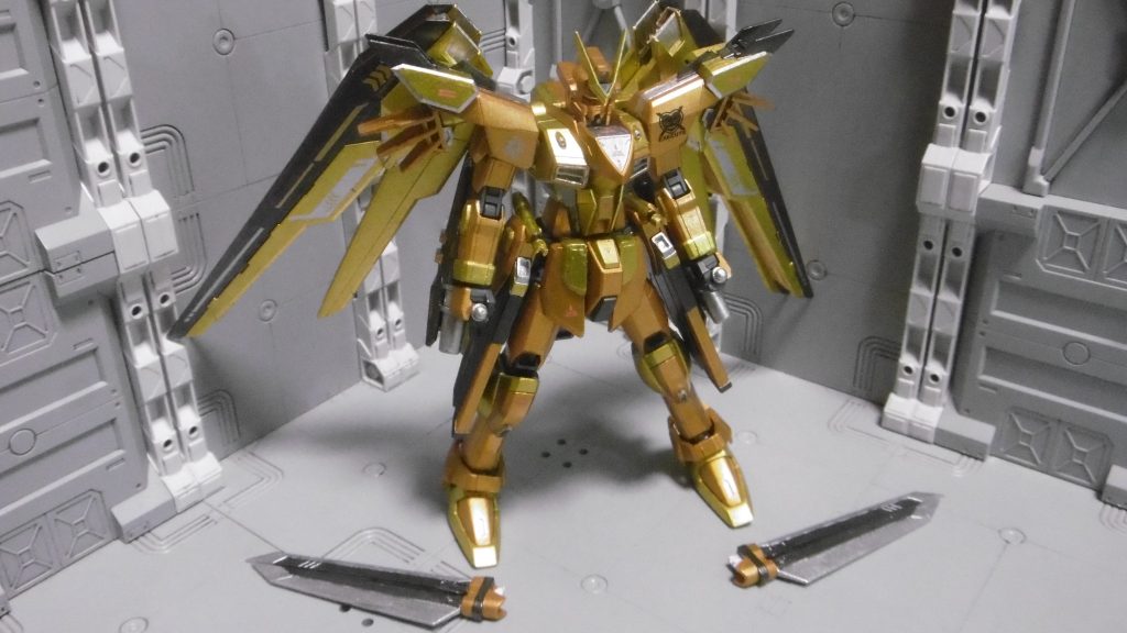 セブンゴールド版のフリーダムをベースに、フェーダー仕様にした所までは同じで、MS外見の変化はアンテナをV字にカットしただけです。
今回で初めてフェイダトンファーに変更。
セブンゴールド版は期間限定カラバリ品ですが、メタリック系インジェクションカラーキットにはウェルドラインが付き物で、気になる場合どのみち塗る事になりますね。可動で塗膜が剥がれても下地が同系色なので心配ありませんし、ハイパーモード風の塗装を意識してみました。
外装のみ筆全塗装です。関節等のKPS部は未塗装。
使用デカールは市販品や他キット付属品などで、正面を中心に装飾。