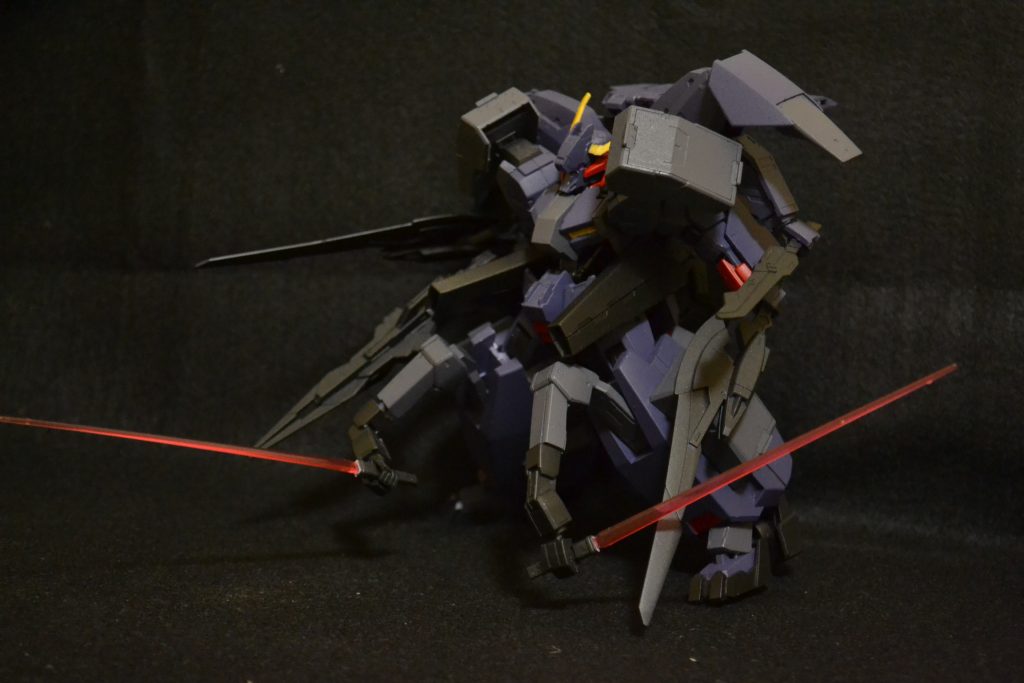 特徴は隠し腕をひざに追加して腕が合計6本になってます。