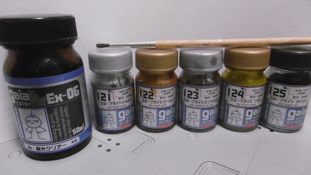 塗料はガイアカラーで統一。発光表現以外を全てスターブライト系統に。
機体名の「スターブライト」はココから来ています。*ブライトさんは関係ない。*一緒に写っている筆1本のみで全て塗り分けしました。今回もマスキングを一切使わず感覚的に。マスキングしてもはみ出しを完全には防げませんし、その修正も手間かかるので次第に使わなくなって数年程度。
ブラックライト反応は毎度おなじみ、一番左のEX-蛍光クリアー。
それをスターブライトジュラルミンに混ぜて使っています。
スターブライトシルバーは、ブレード等の一部にしか使っていません。