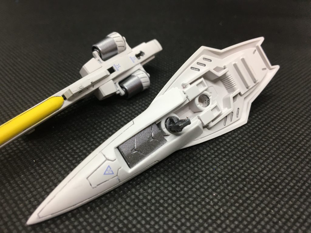 シールド裏面のシルバー部分は、レギンレイズジュリアの蛇腹ソードを加工したもの。
ライフル下部には、可変時に取付可能なハードポイントを増設し、グリップを格納式に改造。