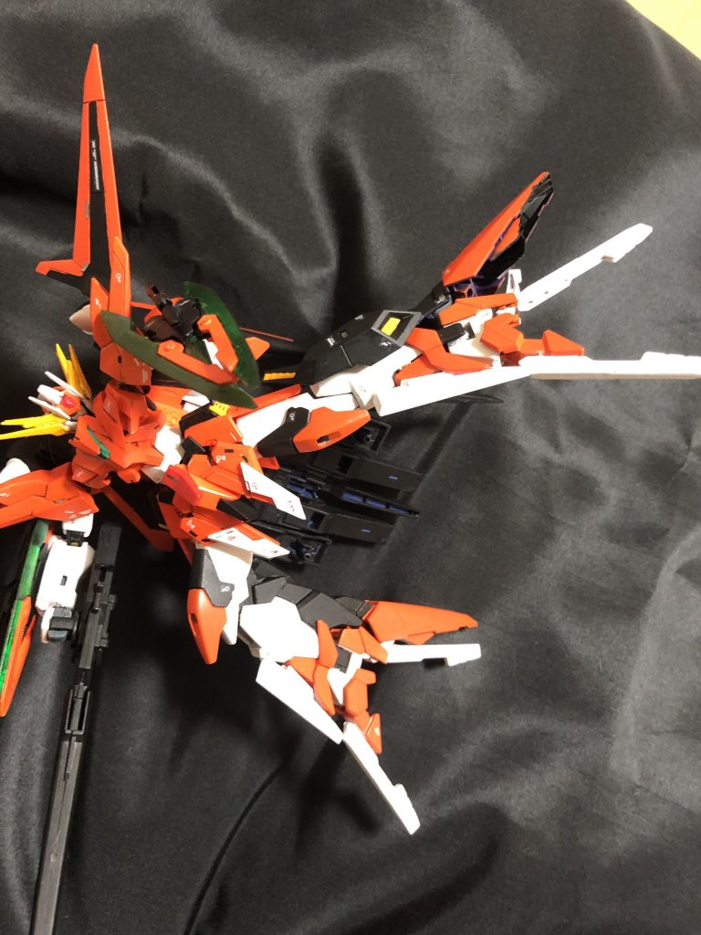 脚部GNクロー。
脚部はAGE2マグナムsvをベースに改造しています。