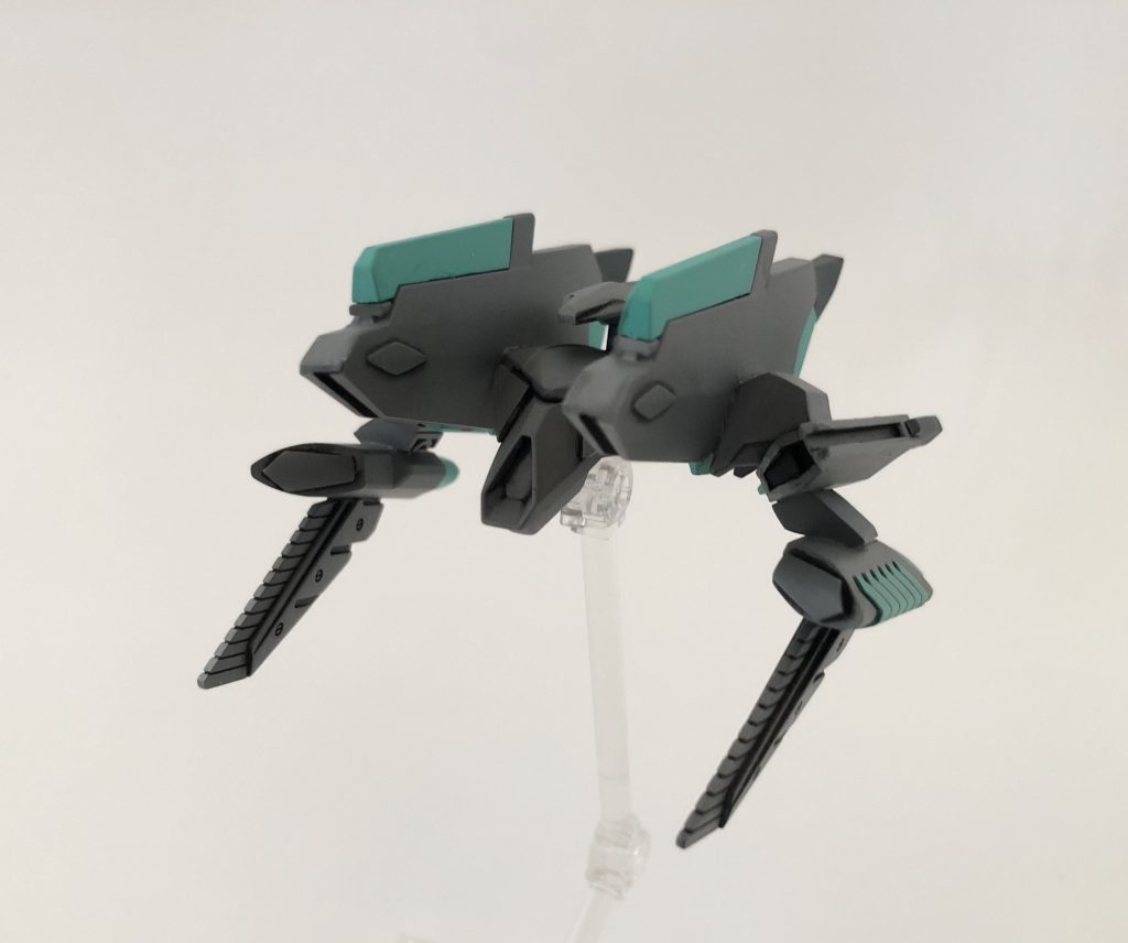 背部ユニットとの接続はキットに付属しているスタンドを加工して使用しています。