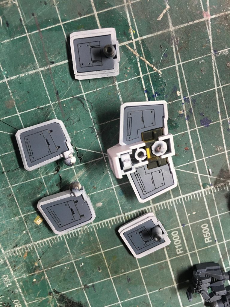 塗装に入る直前でどうしても気になってしまい、裏側をプラ板で埋めました。
筋彫りはフリーハンドなのでガタガタです。まぁ裏側なので、、、前側もフリーハンドだけど、、、。