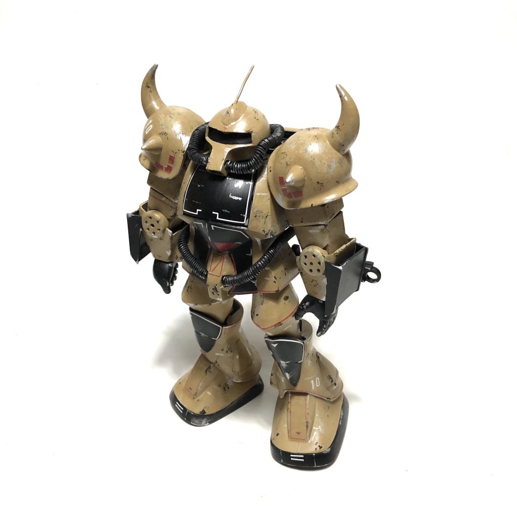 ななめ

特徴的な動力パイプは3mmアルミ線に1mmアルミ線をグルグル巻き付ける古典的な方法♪♪

改造はスタイル変更は特になくスパイクアーマーを上にずらしたのと頭頂にセンサーの盛り上がり付けたくらい。