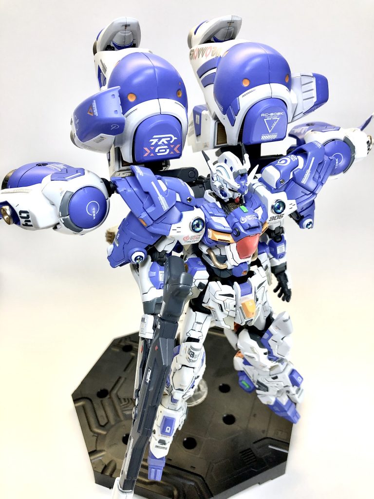 各所に市販デカールやメタルパーツで情報量を上げています。