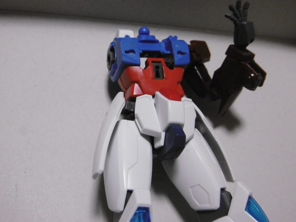 この状態のまま1年近く放置されていた段階から製作再開になりました。
元々のベース下半身はスターバーニングになる予定でしたが、脚周りの太さや腰の加工し難さから現在のビルドバーニングへ。何故かビルバの下半身ジャンクだけ沢山あまっていたからとも言います。
頭部もスターバーニングを使って加工調整していたのですが、改造には失敗し元に戻しました(無加工シュピーゲル頭)
そういった改造は苦手みたいです。
他にも製作当時の製作メモが複数見つかるも、長い時を経て何しようとしたか忘れたのが多く、全部まとめてボツにしてメモを一新しました。
機体名の候補にはドイツ語由来の物も幾つか出てきて、バオエルン、ベッセルング、レパリーレン等。
少なくとも本作は「改修・改良」ではないですね、偽者を意識している時点で寧ろ改悪でしょうかね。でも作っていて凄く楽しかったです。