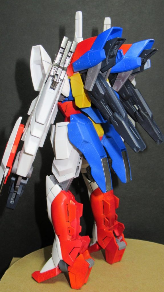 ガンダム形態の背面です。
塗装に精一杯だったため、ろくにスミ入れも出来ていないのが分かると思います。
デカールにいたっては、塗装にてんてこ舞いなせいで、貼り忘れてしまいました……。
作業が忙しくても、以降の手順をしっかり把握できるよう、精進します。