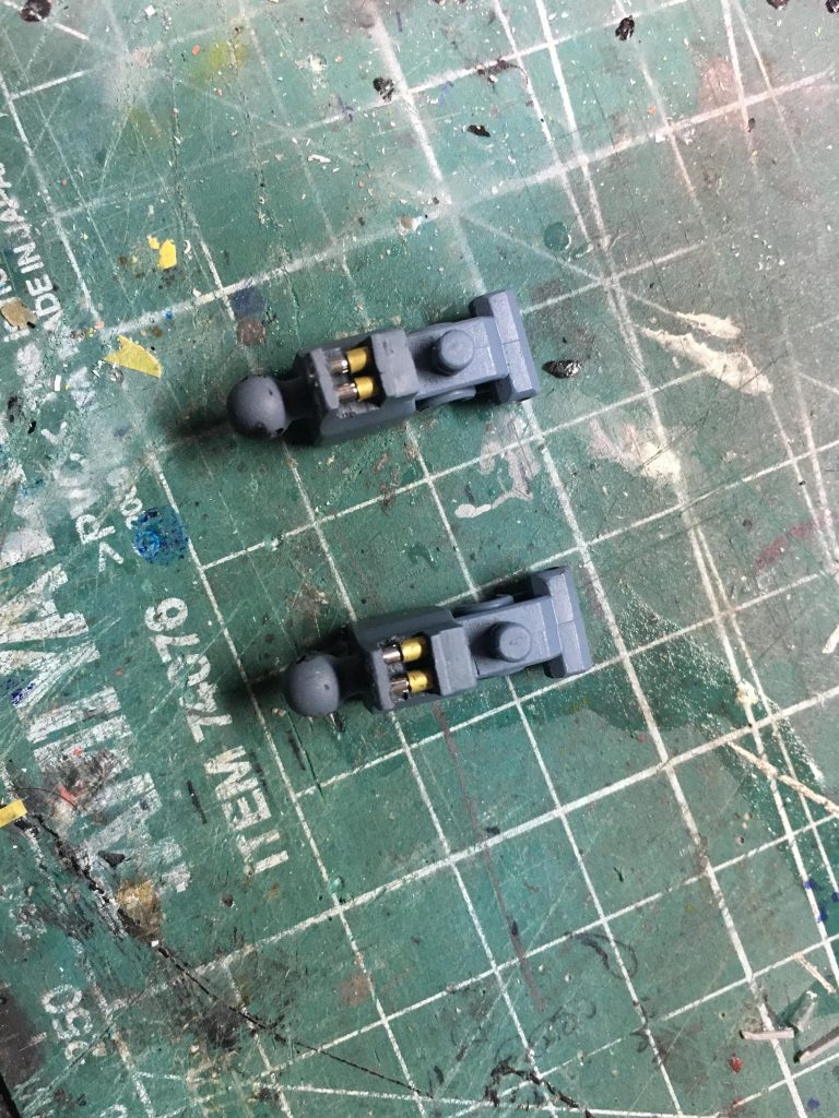 アンクルガードの取り付け方を変更したので隙間にシリンダーを内蔵してみました。