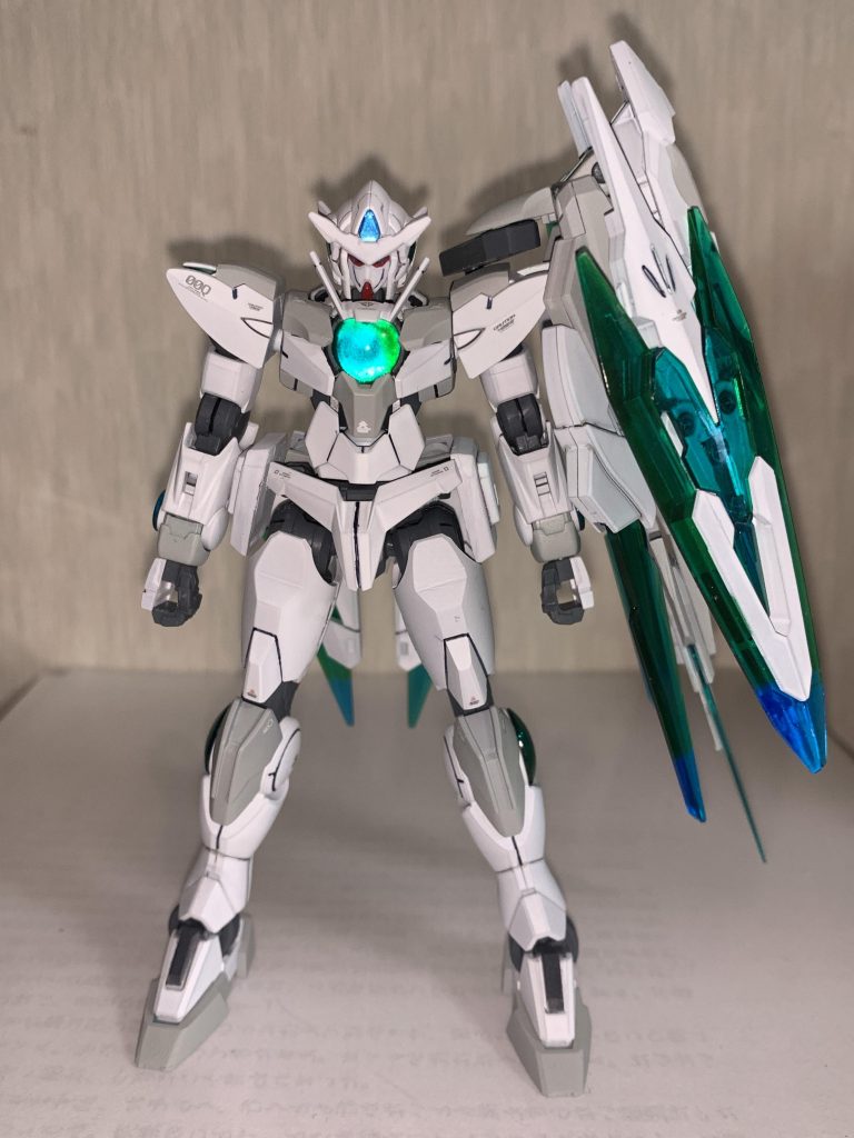 機体カラーは自分用という事で白＋ロイヤルライトグレー。クリアパーツは元がクリアブルーだったものをクリアグリーンに変更し、角度したいではクリアブルーにも見える状態になりました。コンデンサーは下に銀のシールがあることもありかなり綺麗になったと思います。(結構気に入ってます)他変更点で、頭部はブレードアンテナ以外はクアンタに変更し、サイドスカートをジャスティスナイト(インジャの余剰パーツ)にしています。こちらは換装式でクアンタのものも使用可能にしてあります。