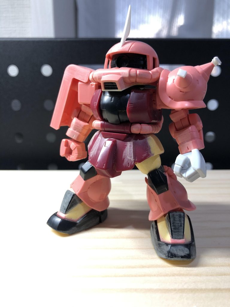 仮組み。
実はアンテナはキットのものをそのまま使う予定だったんですが、仮組みの後外そうとしたら折れました。。。結局プラ板で代用したところ結果的に良くなりました。
鼻?口?の下のプラ板追加は簡単かつ見栄えがよくなるためオススメです。