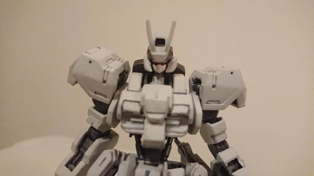 顔はアスタロトを改造してます
特に顎はシャープに
エルガイムを意識して削りました
肩はナドレのままだと小さくみえたので
プラ棒で2ミリ大きくして
レギンレイズの弾倉を肩のサイドアーマーに見立てました
胸部はアスタロト、レギンレイズ、プラ板で出来ています。