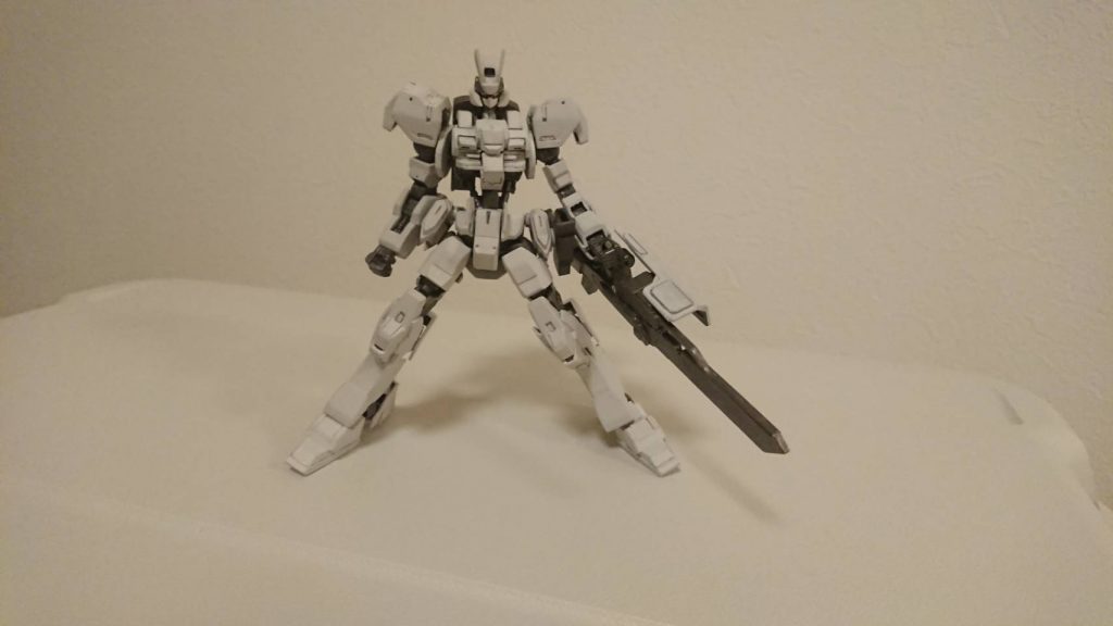 武装は大剣とライフルを合わせたものを
ナドレのビームライフルとアスタロトのマシンガンから作成
大剣部分はプラ板です