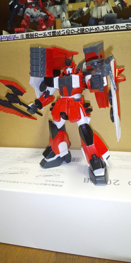 頭部をジャンク品のEz-SRに変更。首回りのパーツが少し干渉したので削って高さを調整。ライフルは前後を短く、斧はスラッシュザクファントムの物を持ち手を短くした物。