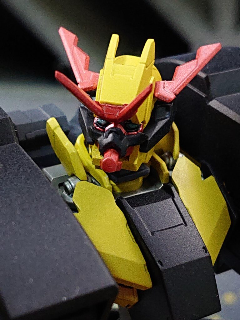 顔はかなり歪に見えますが、グシオンリベイクの顔をカットしてダンタリオンのガンダムフェイスを付けてます。