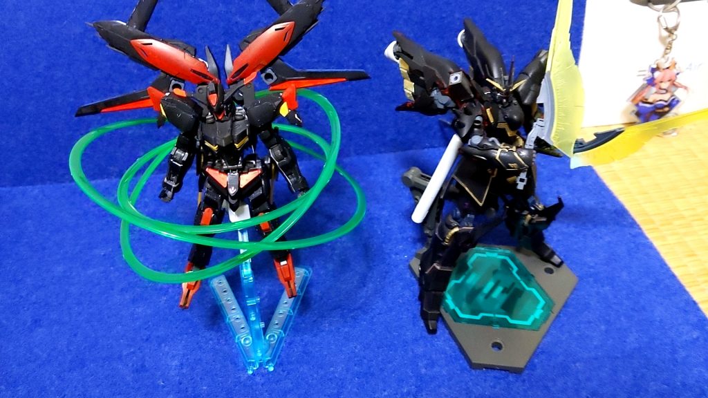 新旧主人公機比較ヤタガラス陽炎は高出力高機動汎用機。バエル・フギンは高出力高機動近接物理特化。どちらもカラスがモチーフです。